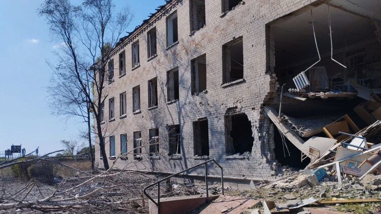 Здание лицея в городе Львово Херсонской области после ракетного удара РФ