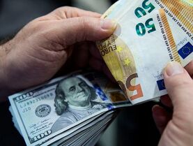 Экспортеры не хотят продавать валюту. НБУ продолжает постепенно опускать безналичный курс гривны