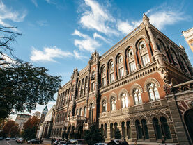 На пятницу НБУ опустил официальный курс гривни к доллару сильнее, чем раньше