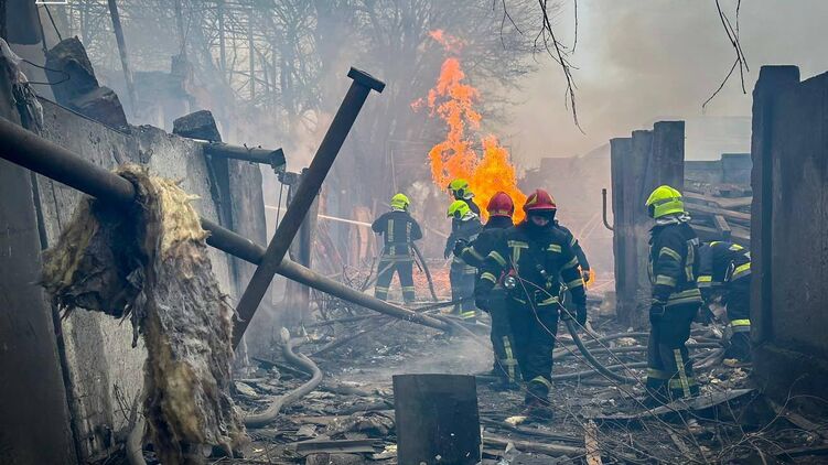 Последствия вчерашнего удара по Одессе. Фото: ГСЧС