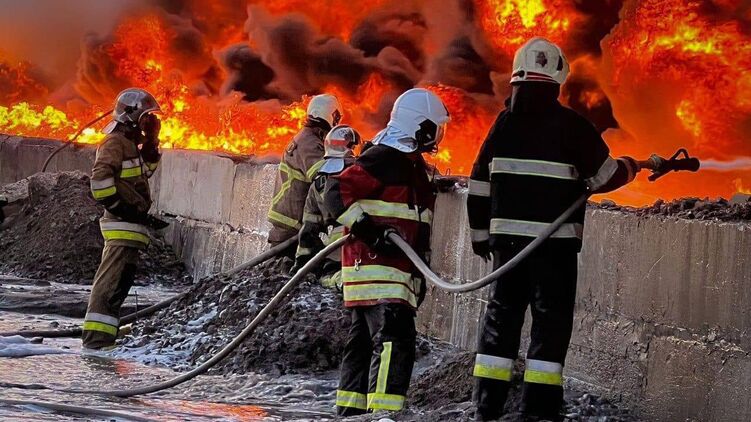Ликвидация пожара на промышленном предприятии в Киевской области, возникшего в результате удара РФ. Фото: ГСЧС