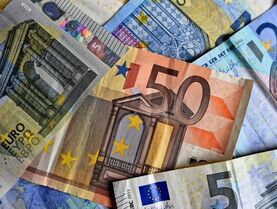 Евро по отношению к доллару упал до самого низкого уровня с 2022 года