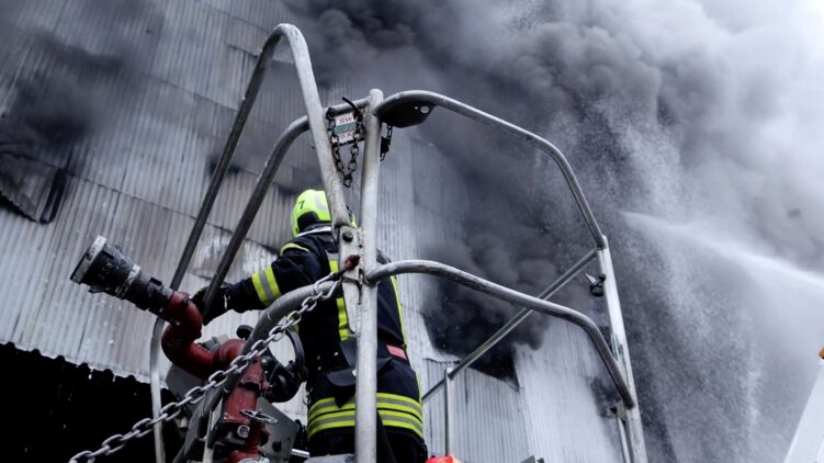 Последствия удара по Киеву. Фото: ГСЧС