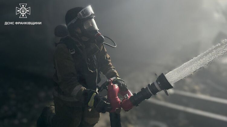 В Украине продолжаются прилеты по объектам энергетики. Фото: ГСЧС