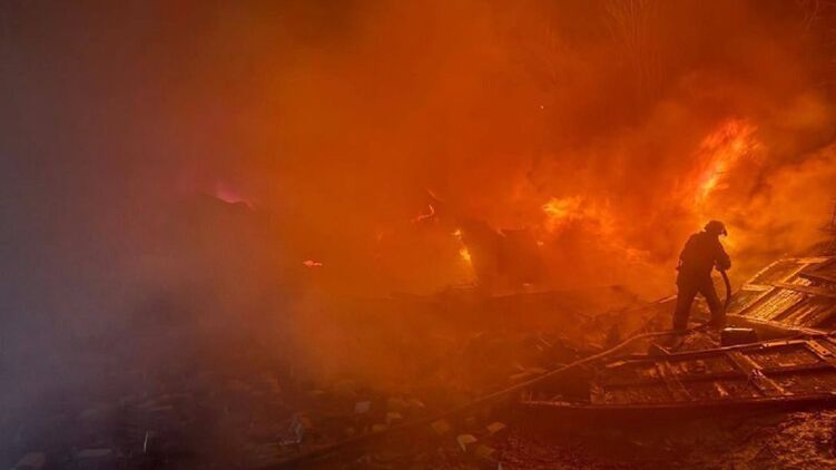 Россияне продолжают наносить удары по инфраструктуре. Фото: ГСЧС