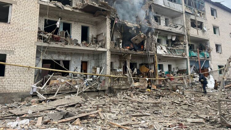 Наслідки удару авіабомби по передмісті Запоріжжя