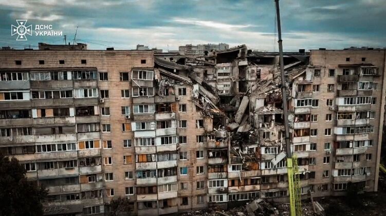 Последствия удара по Киеву. Фото: ГСЧС
