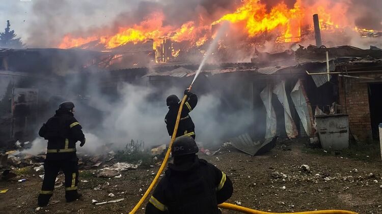 Последствия обстрела Днепропетровщины. Фото: ГСЧС