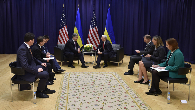 Президент Петр Порошенко (в центре слева) предпочитает самостоятельно вести внешнеполитическую игру, фото: president.gov.ua