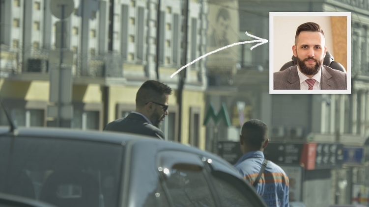 Максим Нефедов беседует с парковщиком в центре Киева, фото: Аркадий Манн, 