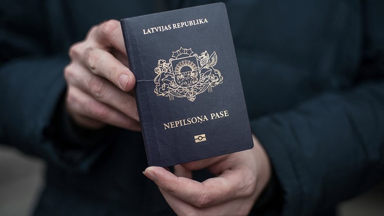 Так выглядит паспорт негражданина, michelelapini.net