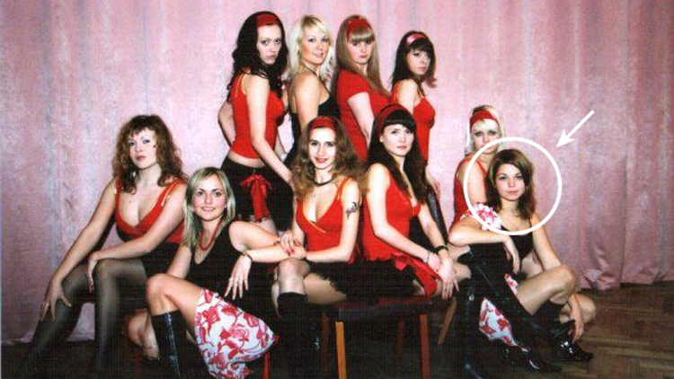 Анастасия на фото справа в нижнем ряду с подругами из шоу-балета Crazy Angels, Фото: ok.ru