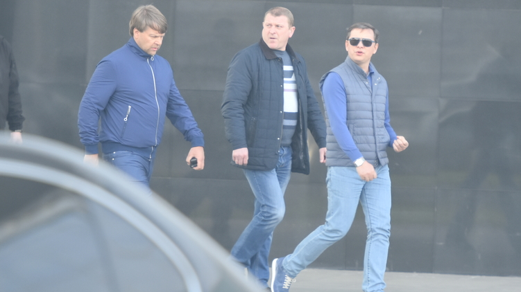 Олег Ляшко и его кум Юрий Сухин в аэропорте 