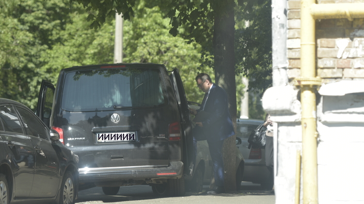 Антон Геращенко садится в бусик Volkswagen, фото: Изым Каумбаев, 