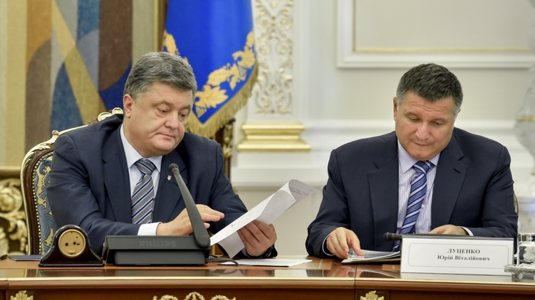 Президент Петр Порошенко и министр внутренних дел Арсен Аваков видят в новом законе о Конституционном суде свой интерес, фото: 
