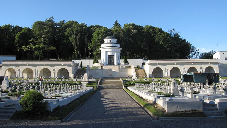 Мемориал орлят на Лычаковском кладбище во Львове
