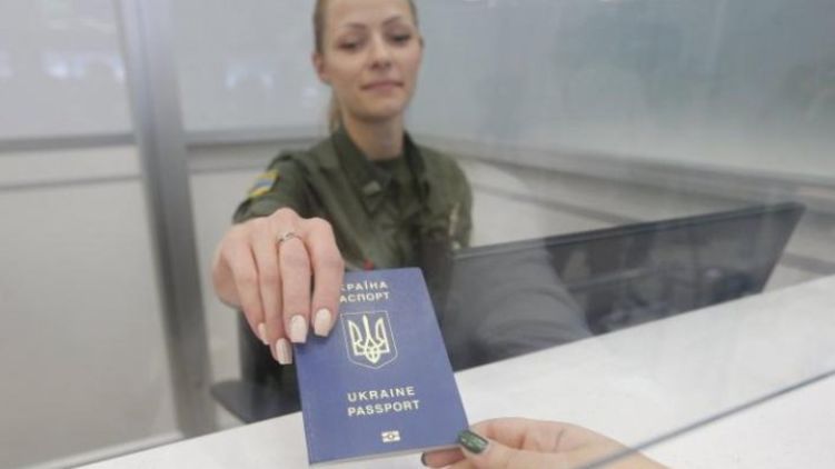 Что делать, если биометрический паспорт не готов, а в Европу ехать надо. Фото: Подробности