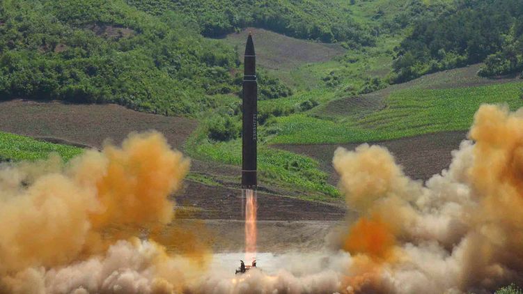 Запуск ракеты Hwasong-14, которая, вероятно способна достичь материковой части США, фото i1.wp.com