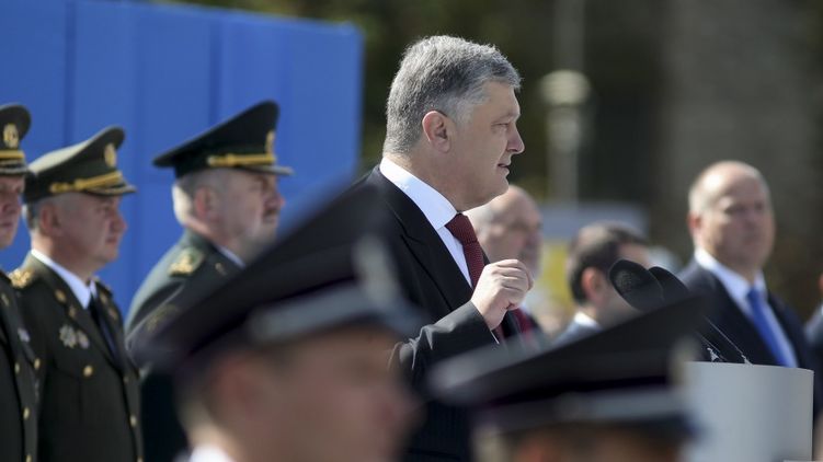 Петр Порошенко говорит речь перед парадом на День независимости 2017. Фото: president.gov.ua