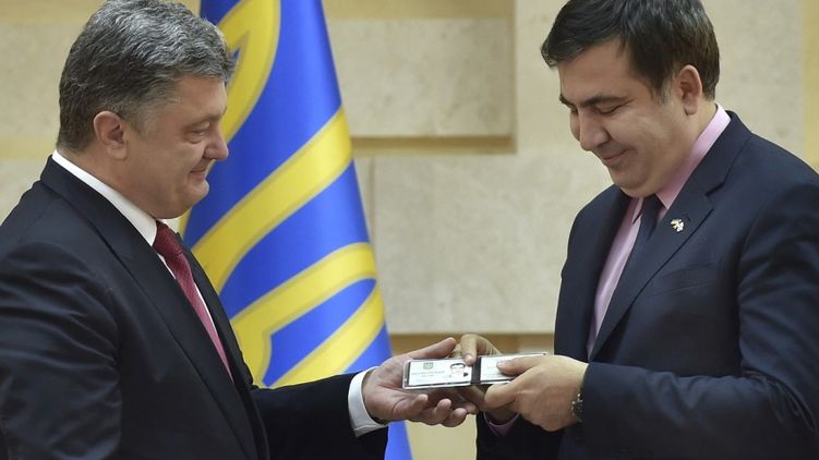 Порошенко вручает Саакашвили украинские документы. Фото: Грушевского, 5