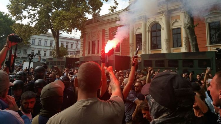 В Одессе прервали сессию горсовета из-за драки возле здания мэрии Фото: dumskaya.net