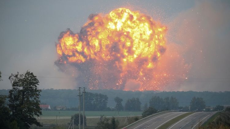 Взрывы на складе боеприпасов в Калиновке/Reuters