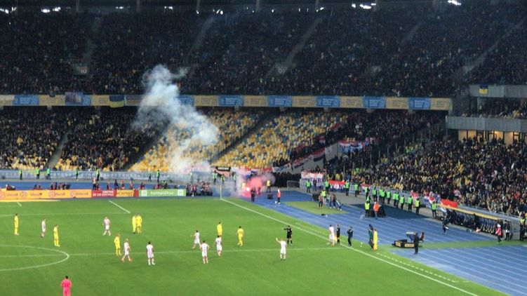 В ходе матча Украина - Хорватия на поле бросили файер. Фото - 