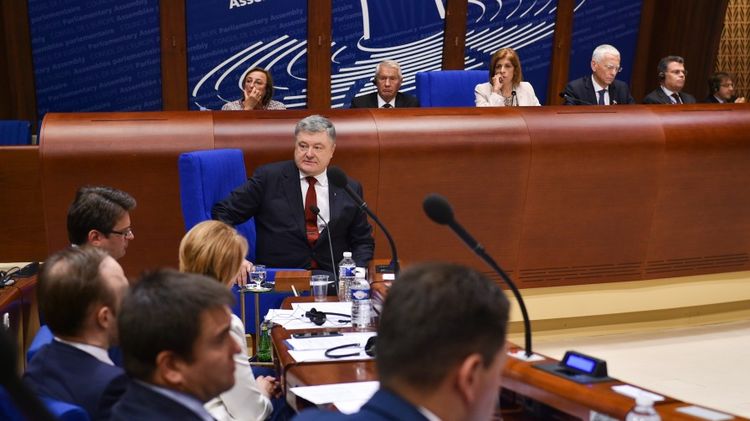 Президенту Украины Петру Порошенко пришлось отвечать на непростые вопросы на дебатах в ПАСЕ