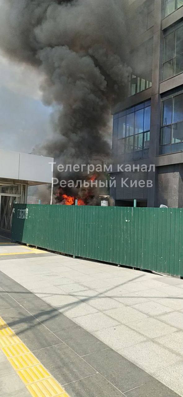В Киеве на Подоле сильный пожар