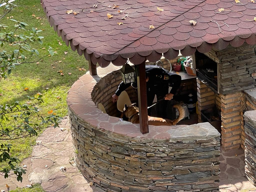 полиция возле посольства в Испании