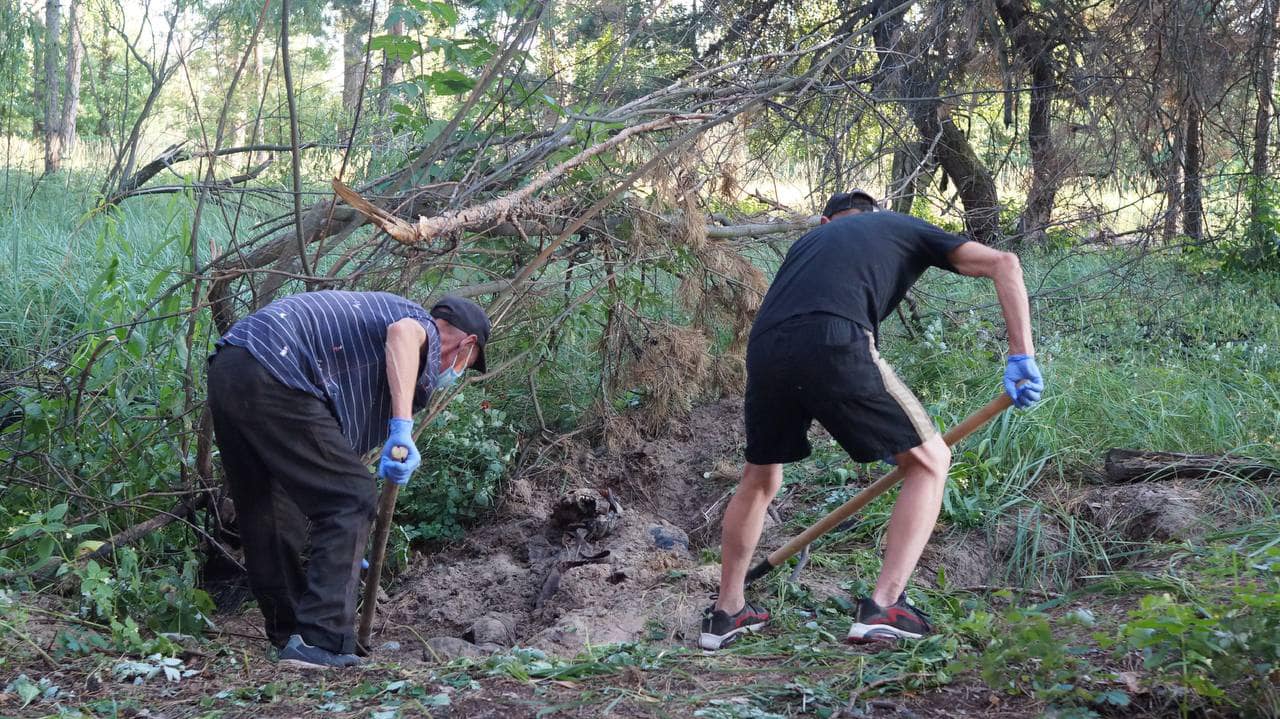 В лесополосе возле Бучи нашли тело замученного россиянами мужчины