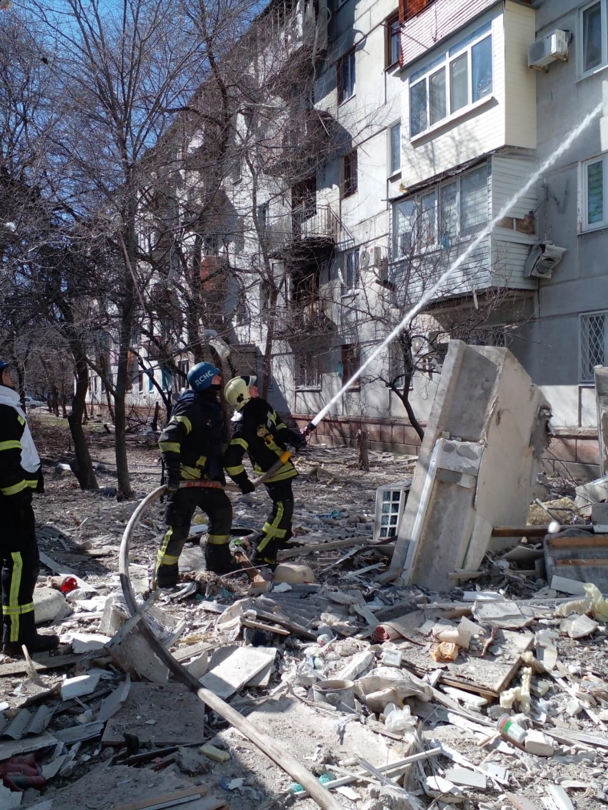В Северодонецке обстреляли пятиэтажки. Фото МВД