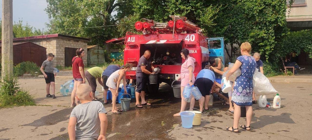 Спасатели помогают людям на Донбассе
