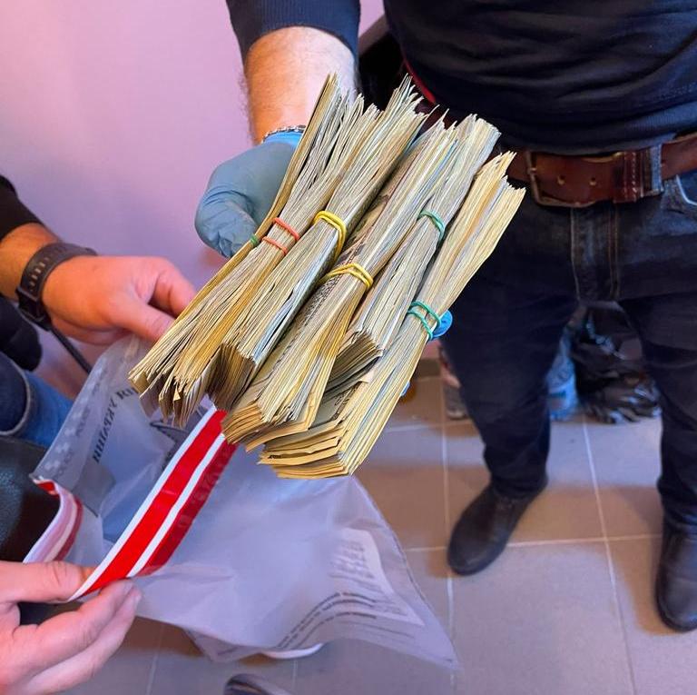 Преступник в форме курьера Glovo и его подельники украли крупную сумму денег в Днепре