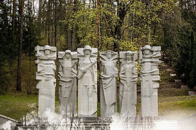 В столице Литвы (Вильнюсе) демонтировали крупнейший памятник войскам СССР