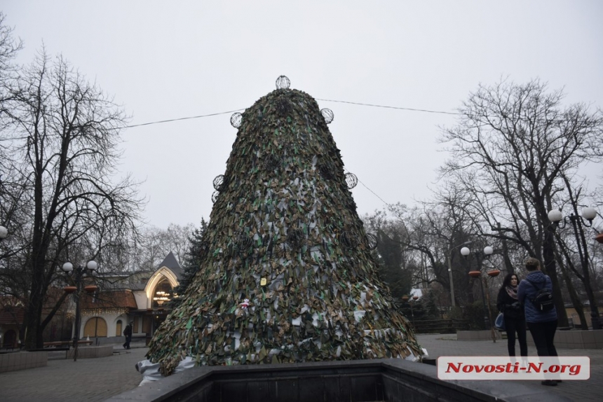 Фото импровизированной елки в Николаеве, которые появились ранее в пабликах