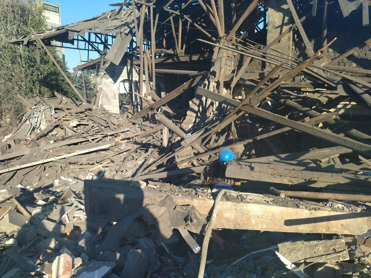 В Торецке российским снарядом уничтожено двухэтажное здание