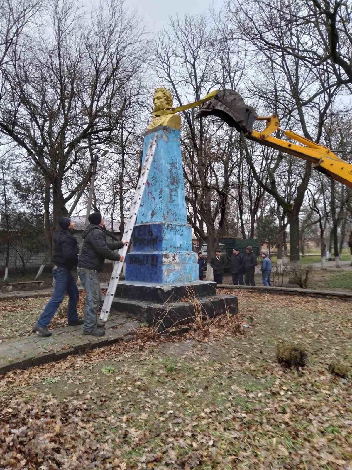 В Ананьеве Одесской области снесли памятник Пушкину