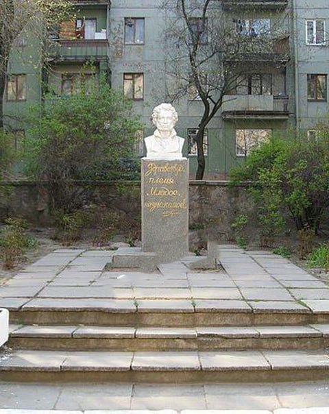 В Запорожье демонтировали бюст Александра Пушкина