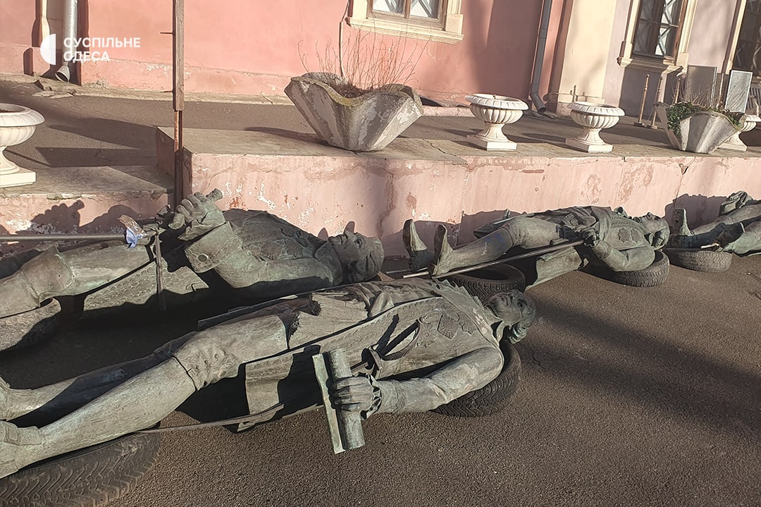 Фото памятников Екатерине и  Суворову после демонтаж в Одессе