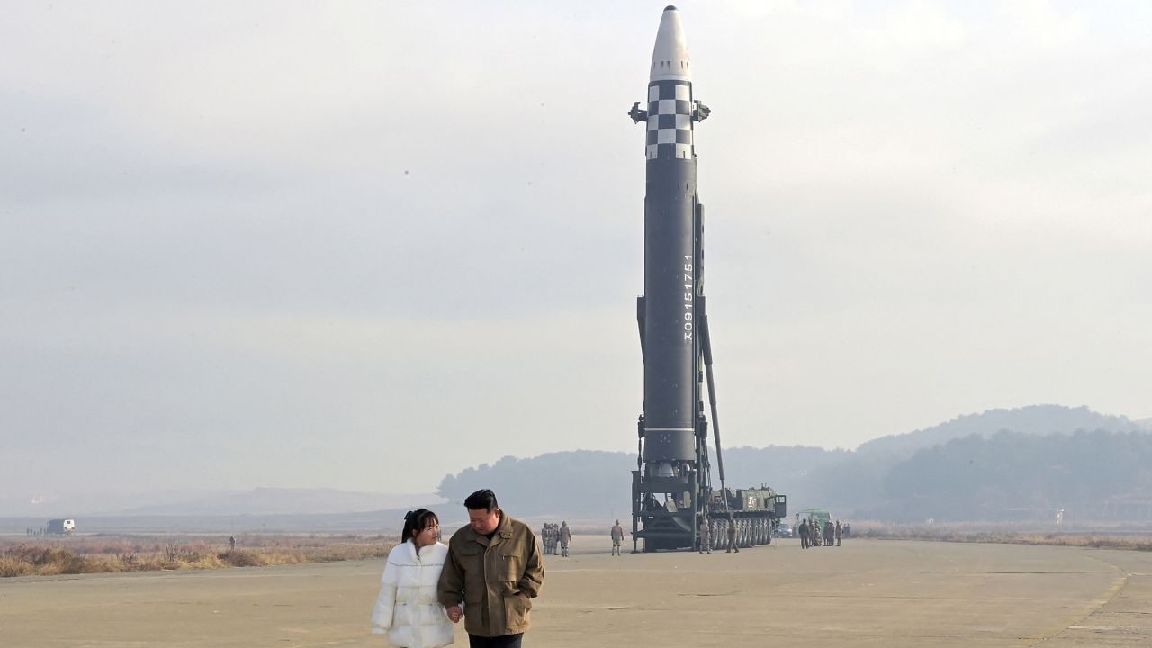 Ким Чен Ын впервые показал публике свою дочь