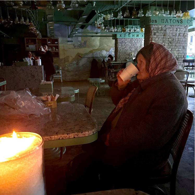 Из кафе в центре Киева пытались выгнать 85-летнюю бабушку