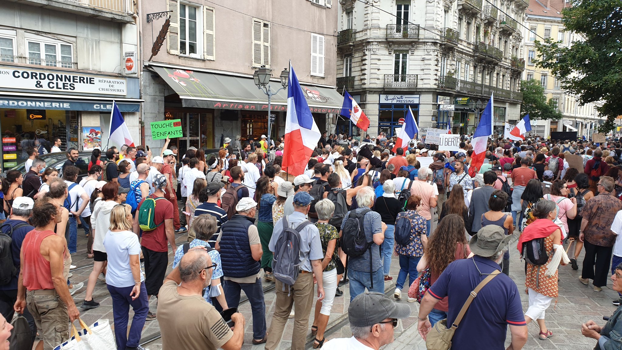 Во Франции идут демонстрации против введения ковид-сертификатов