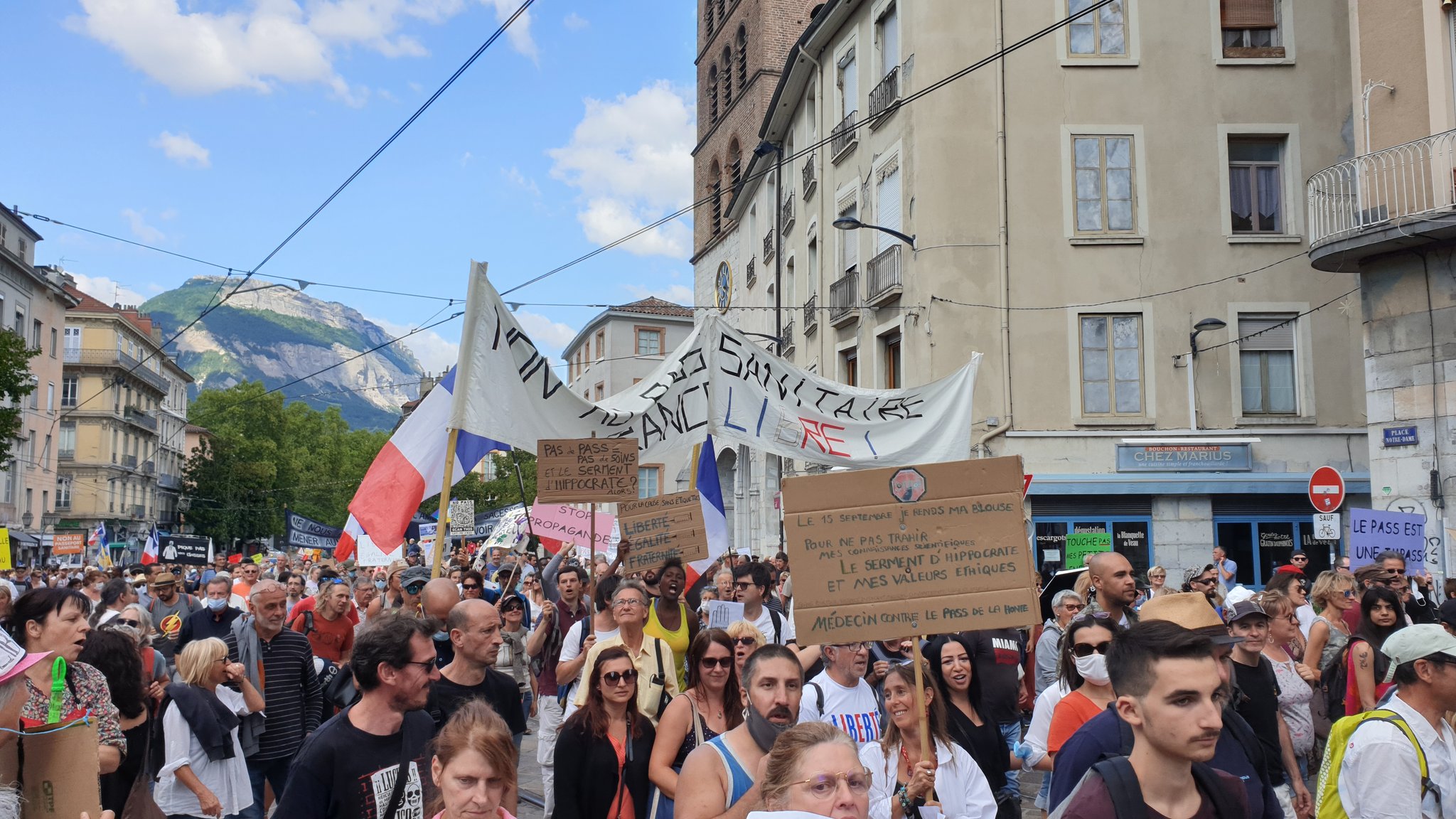 Во Франции идут демонстрации против введения ковид-сертификатов