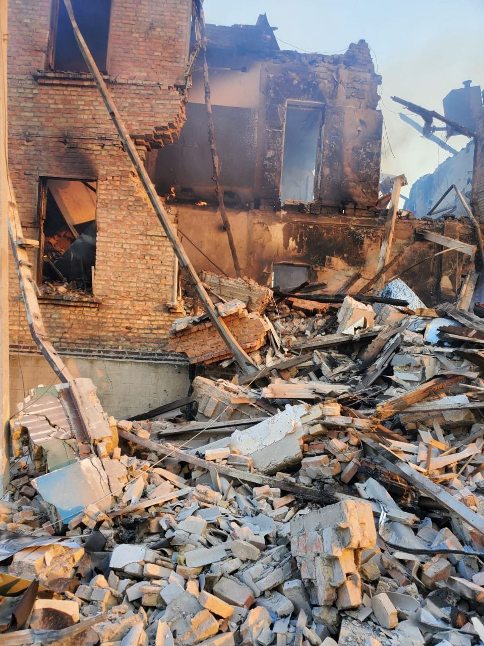 Спасатели потушили пожар в здании школы на Луганщине