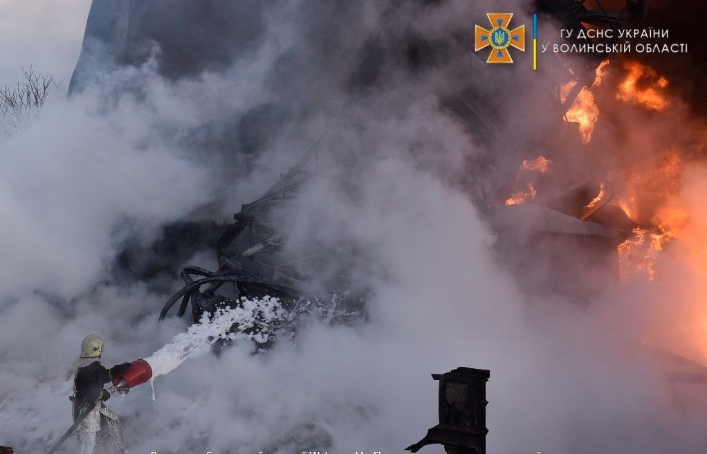 Спасатели более 10 часов тушили пожар на нефтебазе