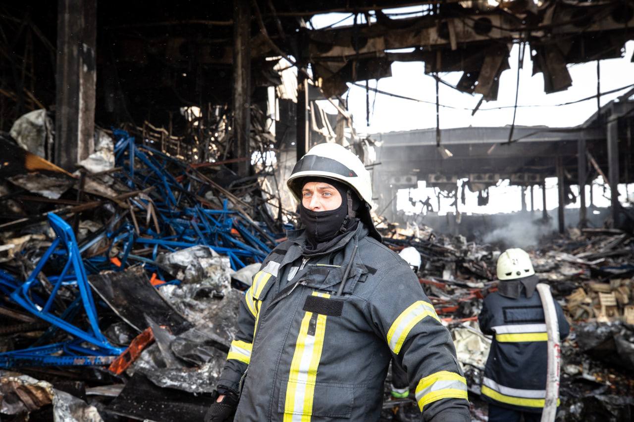 Спасатели разбирают завалы под Киевом