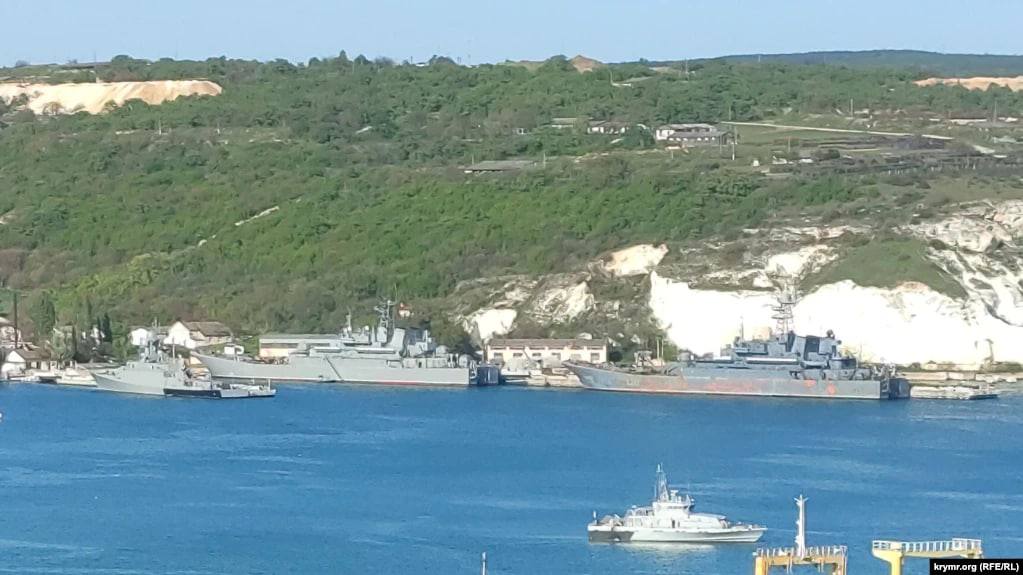 Сухарная бухта Севастополя с военными кораблями