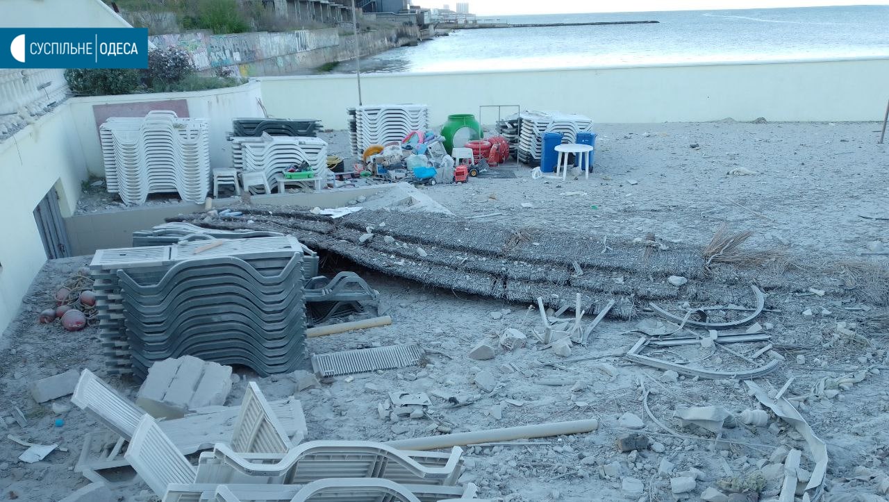 После обстрелов в Одессе разрушен пляж