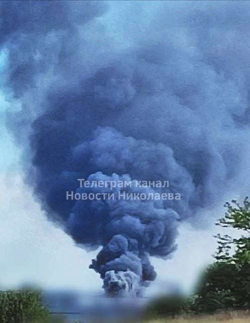 Столб дыма в Николаеве после мощных взрывов в районе порта